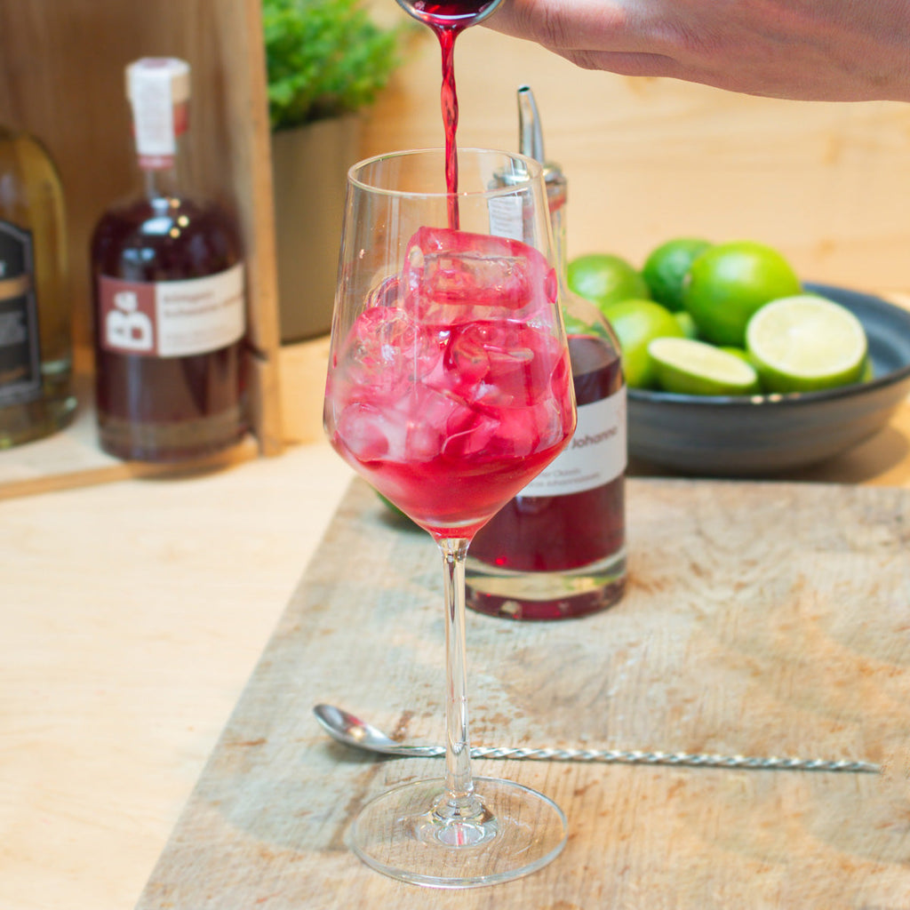 Böttger's Schwarze Johanna im Glas mit Eiswürfel
