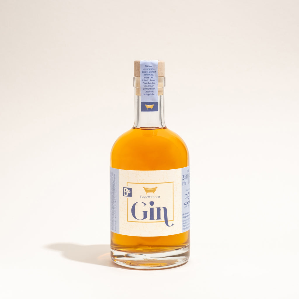 350ml Flasche Badewannen Gin mit hellem Etikett und blauem Verschluss-Siegel.