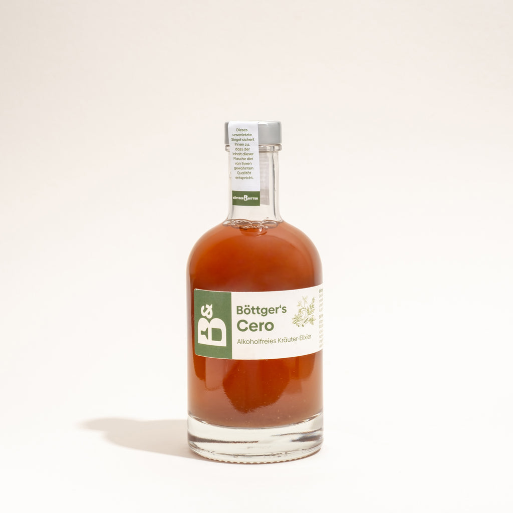 350ml Flasche Böttger's Cero alkoholfreies Kräuter-Elixier vor weißem Hintergrund.