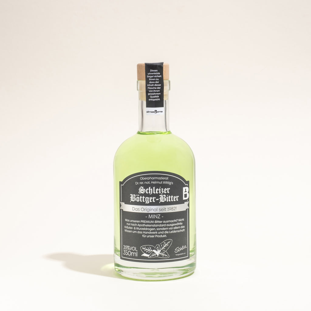 350ml Flasche Schleizer Böttger-Bitter Minz mit leuchtend grüner Likörfarbe.
